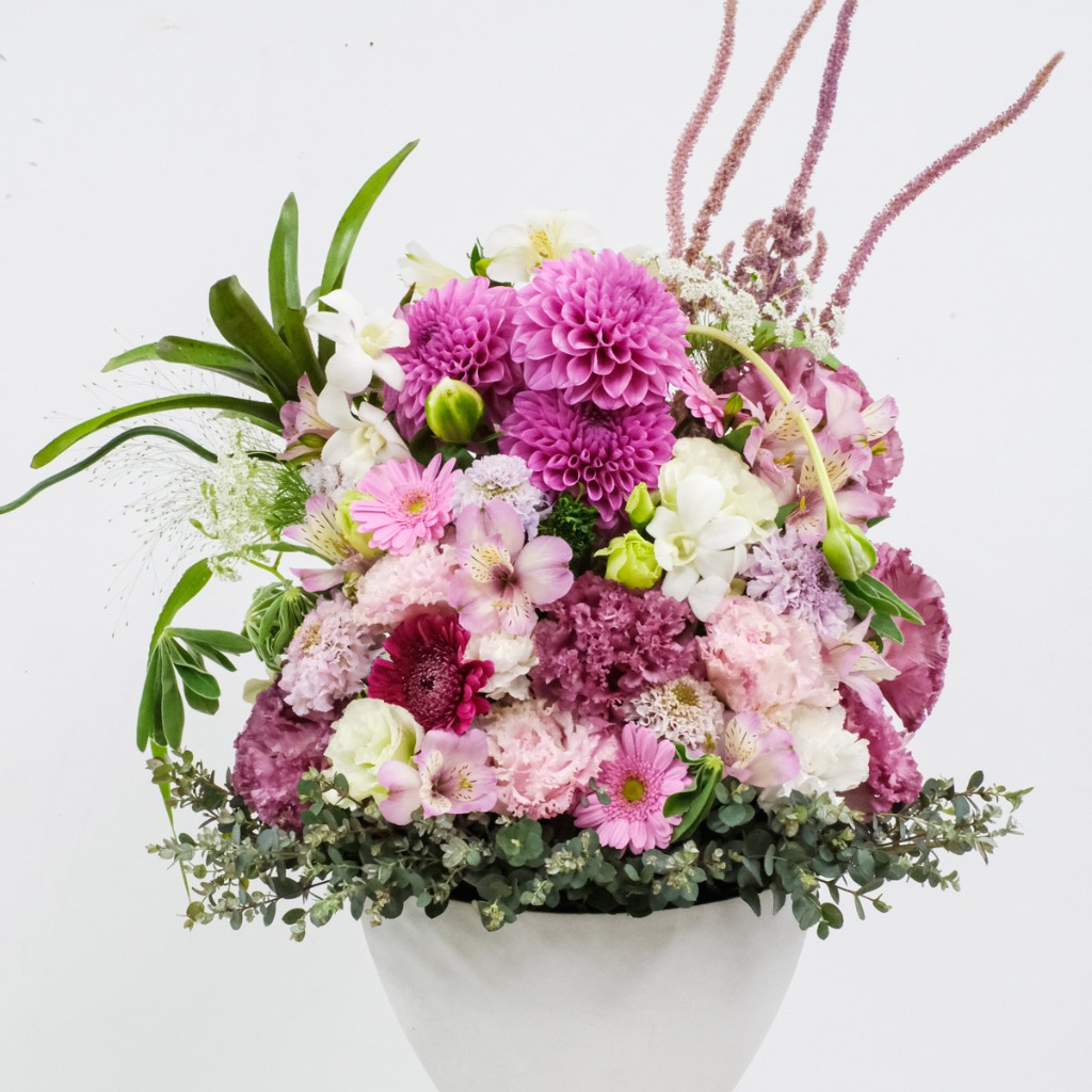 ピンク系のフラワーアレンジメント
