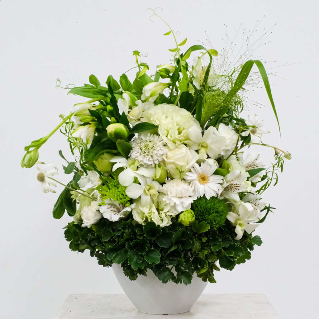 ホワイト・グリーン系のフラワーアレンジメント